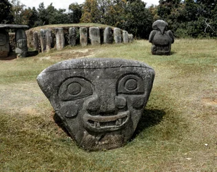 Sculpture mégalithique de tête triangulaire