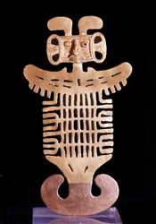 Art précolombien : Pendentif anthropomorphe. Bijou de la culture Tolima (région de Colombie) en or moulé, réalisé entre le Ve et le Xe siècle. Metropolitan Museum of Art, New York.