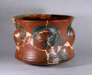 Récipient en terre cuite avec des visages humains. Art précolombien, culture Kotosh. Dim. 16,2 cm 1000 av. J.-C.-800 apr. J.-C. Lima, Musée National d