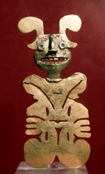 Art précolombien, civilisation Quimbaya (Colombie) : statuette anthropomorphe en or. 400-1400 ap. J.-C. Bogota, Musée de l