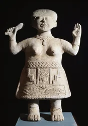 Art précolombien, civilisation totonaque : statuette de prêtresse bras en l