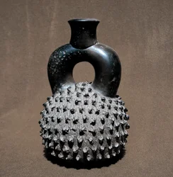 Art précolombien, civilisation Cupisnique : vase en forme de scarabée et de grenade. 300 av. J.-C.-100 apr. J.-C. Lima, Musée national d