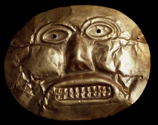 Civilisation précolombienne Calima : masque funéraire en or. VIIe-XVe siècle, Bogotá, Museo de Oro, Colombie - Art précolombien, culture Calima (VIIe-XVe siècle apr. J.-C.) : masque funéraire en or