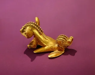 Pendentif Tairona représentant un animal à deux têtes, 7ème-8ème siècle après J.-C. (or)