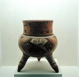 Vase tripode