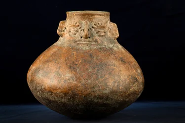 Céramique globulaire à col céphalomorphe / Art précolombien (terre cuite)