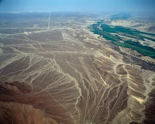 Vue aérienne des lignes de Nazca représentant une figure d