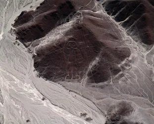 Vue aérienne des lignes de Nazca représentant une figure humaine