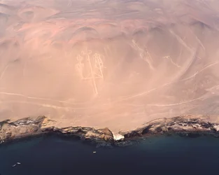 Vue aérienne du candélabre de Paracas ou candélabre des Andes, à la baie de Pisco (1983 - Photographie)