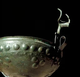 Civilisation étrusque : coupe en bronze provenant de la nécropole de Tolfa, Latium. Xe siècle av. J.-C. Rome, Musée national préhistorique et ethnographique Luigi Pigorini