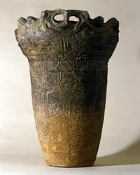Grand vase en terre cuite de la période Jōmon (période préhistorique du Japon). Rome, Musée national d