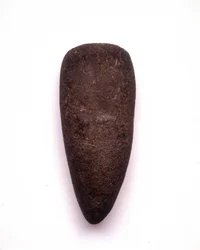 Néolithique. Hache en pierre. Museo archeologico de Milan