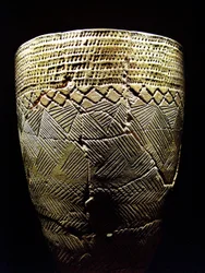 Poterie avec décor « dent de peigne », vers 8000 av. J.-C. de la période néolithique, Amsa-Dong, Corée. Photographie, Musée national de Séoul, République de Corée