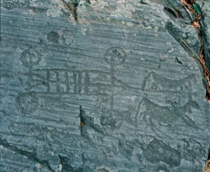 Préhistoire : civilisation camunienne : un char tiré par des chevaux, les roues sont représentées avec des rayons et les chevaux sont en profil dans une tentative de perspective. Gravure rupestre de la roche 23 par Naquane (Valcamonica, Val Camonica, Bresc