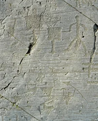 Préhistoire, civilisation des Camunni, art rupestre : une roche funéraire ornée de scènes de chasse au cerf et de vie quotidienne dans un village. Période comprise entre le Néolithique et l