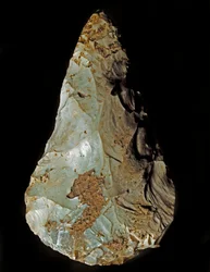 Préhistoire : biface de type Micoquien. Paléolithique inférieur. Vérone, Museo Civico di Storia Naturale, Italie