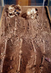 Préhistoire : squelettes de deux enfants. 30000-25000 av. J.-C. De la grotte de Grimaldi. Saint-Germain-en-Laye, Musée d