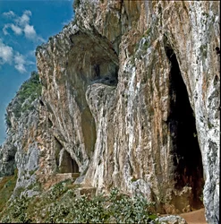 Préhistoire : les grottes des Balzi Rossi dans le hameau de Grimaldi, dans la commune de Vintimille (Vintimille), Italie, habitées par l