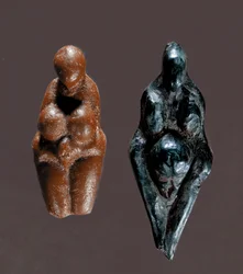 Préhistoire : « Vénus de Grimaldi » Figurines de déesses mères en stéatite jaune et verte datant du Paléolithique supérieur. Dim. 6 cm Saint-Germain-en-Laye, Musée des Antiquités