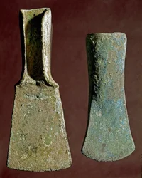 Préhistoire : hache et pointe de lance en silex. Civilisation des Apennins (ou âge du bronze italien). 1400-1300 av. J.-C. Pérouse, Musée archéologique national de l