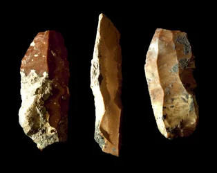 Préhistoire : grattoirs en silex. Époque néolithique. Provenant d