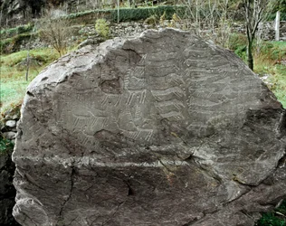 Préhistoire, art rupestre : roche funéraire ornée de représentations de cerfs, de bovins et de poignards, âge du cuivre, période énéolithique (chalcolithique), roche no 1, Cemmo (Brescia), Parco archeologico nazionale dei Massi di Cemmo, Italie