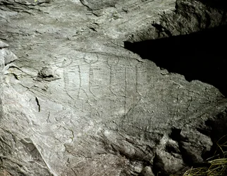 Préhistoire, art rupestre : représentations gravées dans la roche de deux paires de bœufs tirant une charrette. Âge du cuivre. Période énéolithique (chalcolithique). Roche no 2. Cemmo (Brescia), Parc archéologique national des rochers de Cemmo, Italie