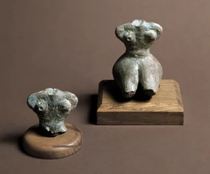 Préhistoire : petite idole (à gauche) datant du Néolithique moyen. Reconstitution à droite. De la Caverna Delle Arene à Candide (Ligurie). Pegli, Museo Villa Pallavicini