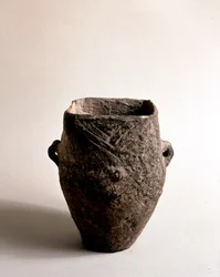Préhistoire : vase en terre cuite à ouverture carrée de l