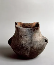Préhistoire : vase en terre cuite à ouverture carrée de l