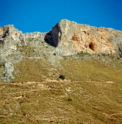 Préhistoire : la crête de Monte Palmeto avec une grotte datant de la période paléolithique. Monte Palmeto, Palerme, Italie