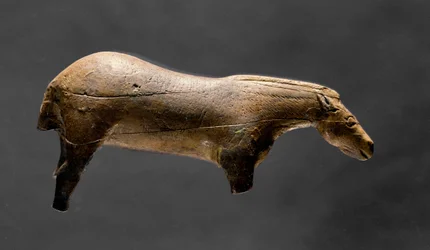 Le cheval de Lourdes. Statuette en ivoire de la grotte d