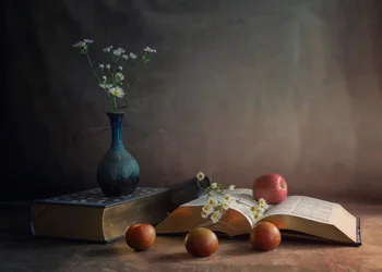 Des marguerites, des livres et des pommes