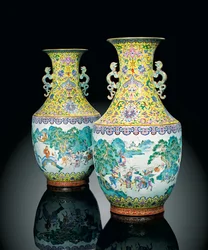 Une paire de vases impériaux Famille Rose