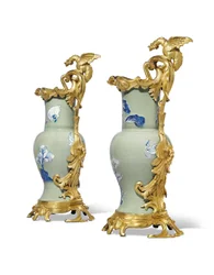 Une paire de verseuses Louis XV, porcelaine 1662-1722, montures vers 1745-49