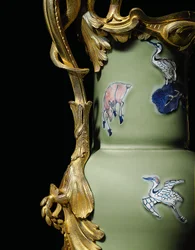 Une paire de verseuses Louis XV, porcelaine 1662-1722, montures vers 1745-49