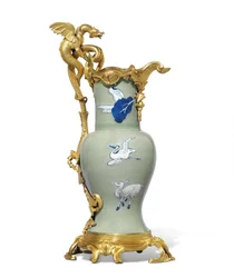 Une paire de verseuses Louis XV, porcelaine 1662-1722, montures vers 1745-49