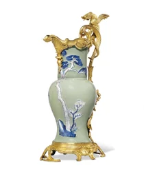 Une paire de verseuses Louis XV, porcelaine 1662-1722, montures vers 1745-49