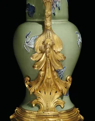 Une paire de verseuses Louis XV, porcelaine 1662-1722, montures vers 1745-49