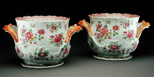 Une paire de rafraîchissoirs famille rose, vers 1775