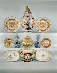 Vase balustre Imari; Plat armorial Rose-verte, vers 1724; Soupière et couvercle Famille rose; Deux vases à tulipes bleu et blanc; Assiette armoriale Famille Rose; Assiette Imari par Cornelius Prenk; Plat oblong Famille Rose; Jardinière hexagonale Famille R