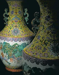 Une paire de vases impériaux Famille Rose