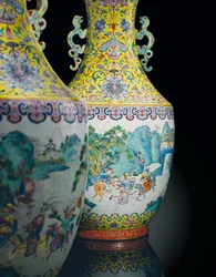 Une paire de vases impériaux Famille Rose