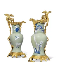 Une paire de verseuses Louis XV, porcelaine 1662-1722, montures vers 1745-49