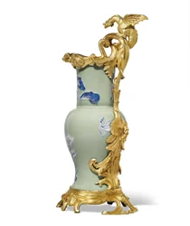 Une des deux aiguières Louis XV, porcelaine 1662-1722, montures c.1745-49