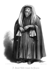 Un rabbin juif habillé pour la prière