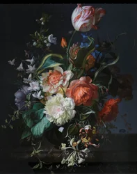 Fleurs dans un vase en verre avec une tulipe