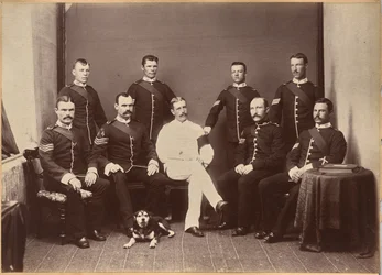 Le capitaine Watkins et les sous-officiers