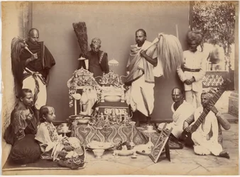 Le maharaja de Rewa en prière