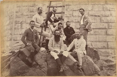Personnel dirigeant de Messrs. Glover & Co. au pont du Sindh (recto, en haut)